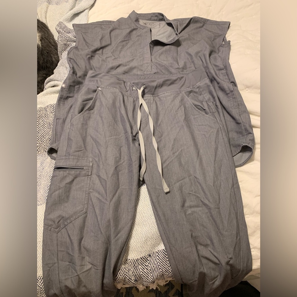 Medium Gray Figs Jogger Scrub Set